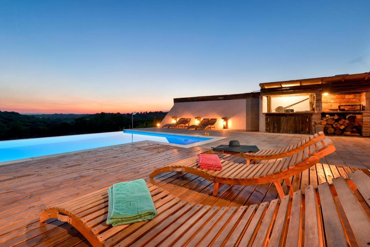 Villa Holiday Home Dika *